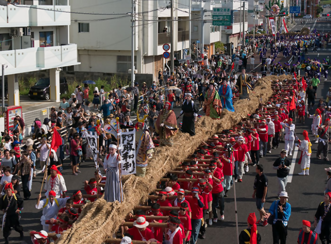 国道を封鎖して綱が運ばれてくる。