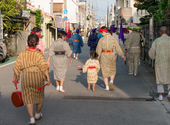 大綱曳会場へ向かう様子